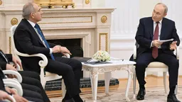 Путин поздравил выдающихся деятелей с Днем России